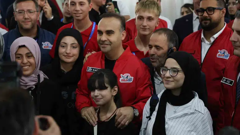 Bakan Kacır Diyarbakır'da TEKNOFEST yarışmacılarıyla bir araya geldi