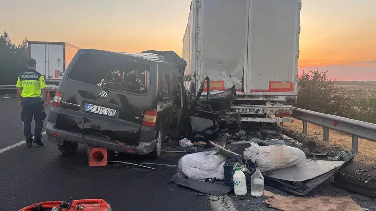 Şanlıurfa otoyolunda minibüs tıra çarptı: 2 ölü, 2 ağır yaralı