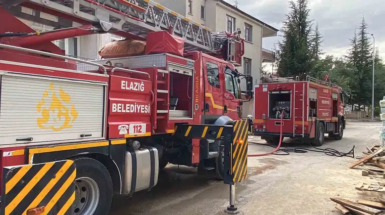 Elazığ'da üç katlı binanın çatısında korkutan yangın