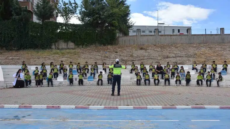 Siirtli çocuklar trafik kurallarını uygulamalı olarak öğreniyor