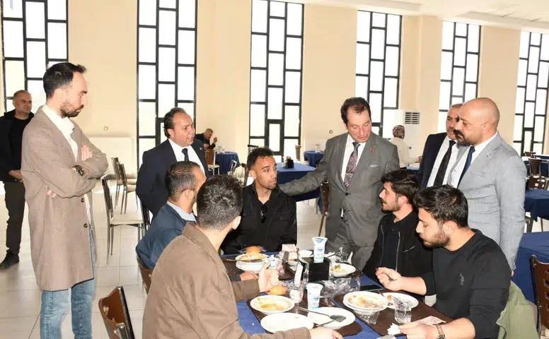 Dicle Üniversitesi’nde sürpriz buluşma: Rektör öğrencilerle aynı sofrada