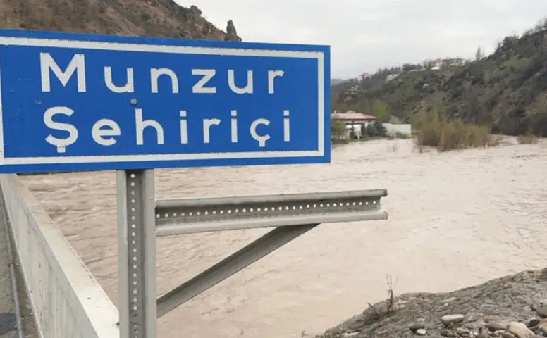 Munzur taştı: Dersim’de yol kapandı