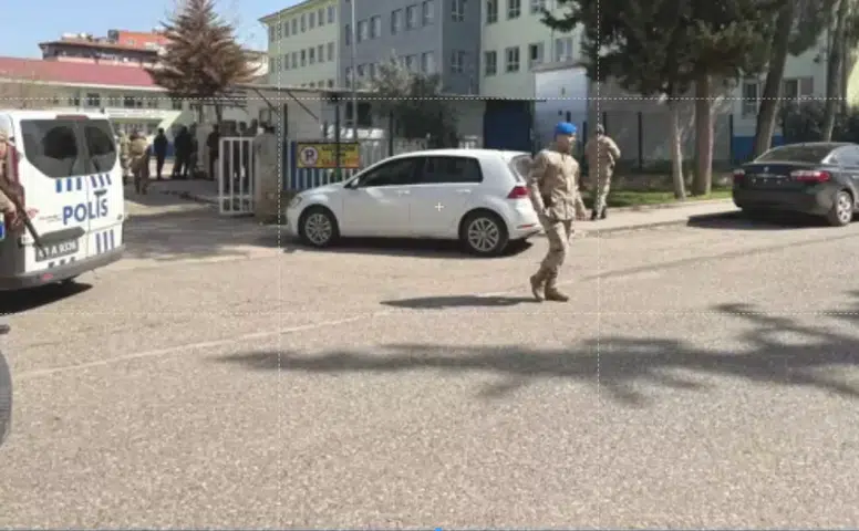 Liseye kanlı baskın! Eski öğrenci okulu bastı, 16 yaralı var