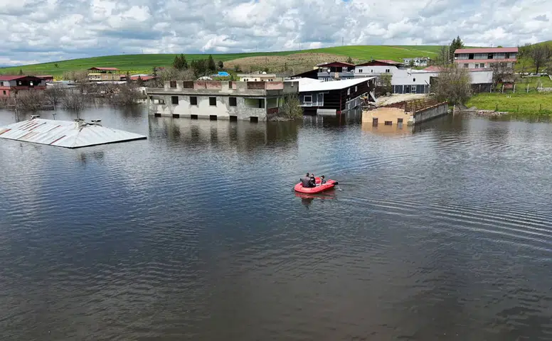 Ambar barajı’nın kapakları açıldı: 10 ev sular altında kaldı