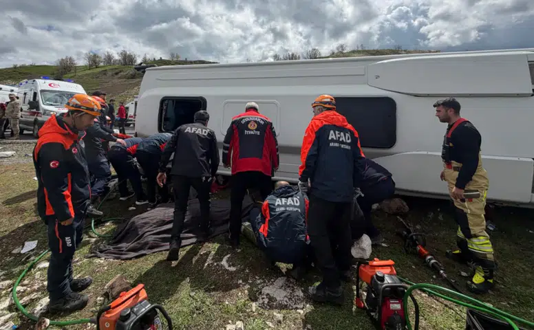 Diyarbakır’da korkutan kaza: Midibüs devrildi, 11 yaralı