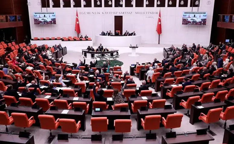 TBMM’den flaş karar! Doğum izni uzadı, sosyal medyaya yaş sınırı geldi