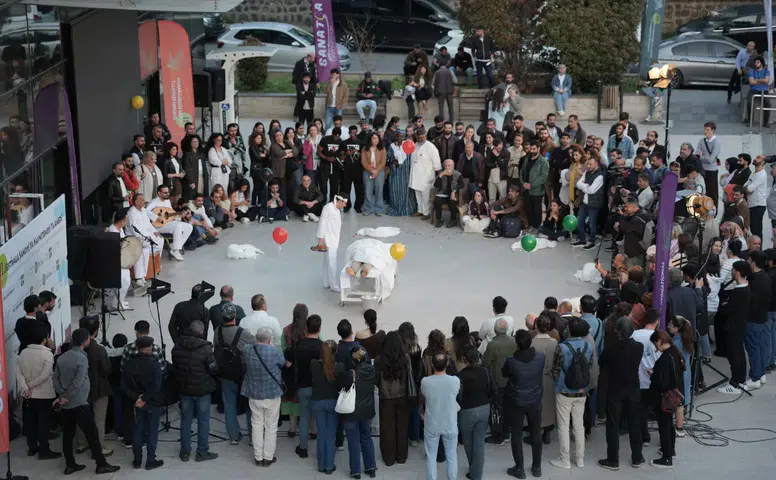 Amed Tiyatro Festivali’nde 4. gün: Açık hava sahneleri büyük ilgi gördü