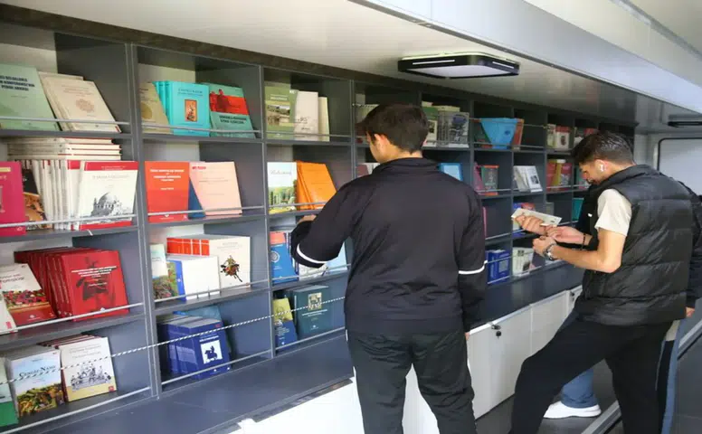 Diyarbakır’da kitap tırı yoğun ilgi gördü: Yüzde 40 indirim dikkat çekti