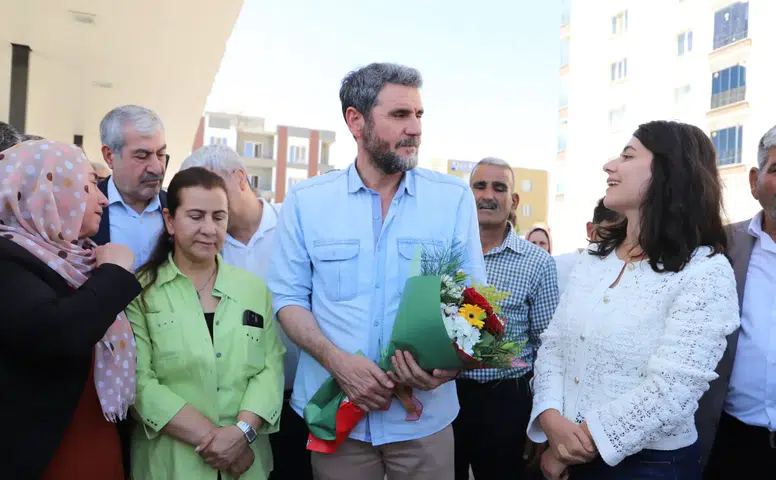 1995’te tutuklandı, 31 yıl sonra tahliye edildi: Kızıltepe’de çiçeklerle karşılandı