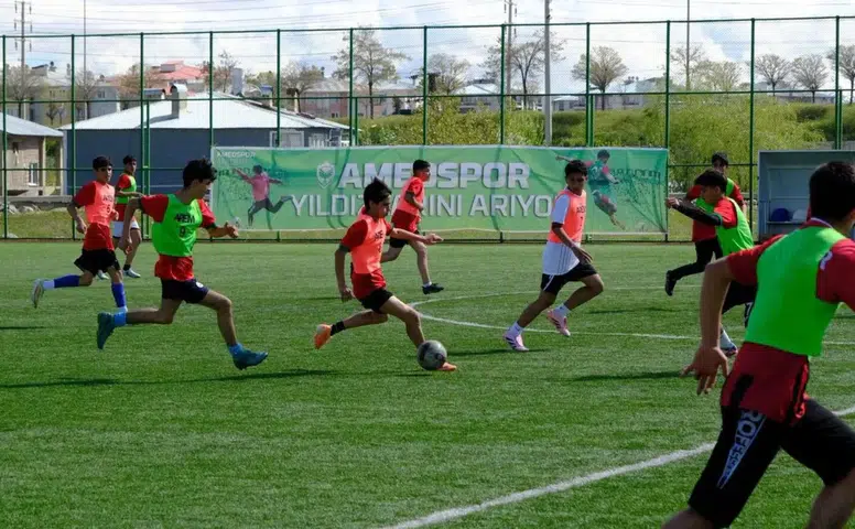 Amedspor’un Van seçmelerine yoğun ilgi: 800 genç katıldı