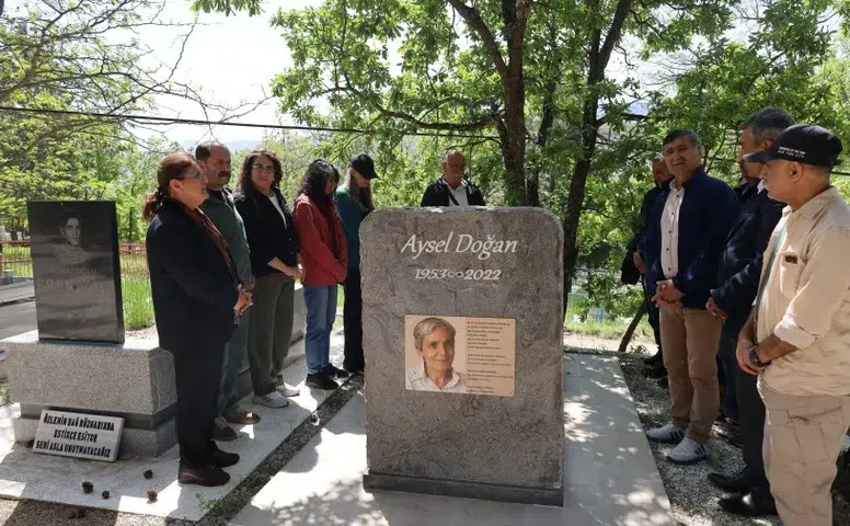 Aysel Doğan mezarı başında anıldı: “Barış gelene kadar yolundayız”