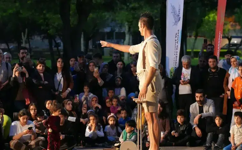 Diyarbakır’da tiyatro festivali: savaşın gölgesi, parkta kahkaha dolu gün