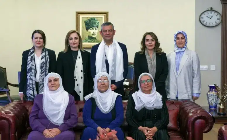 Barış Anneleri’nden CHP’ye beyaz tülbentli ziyaret