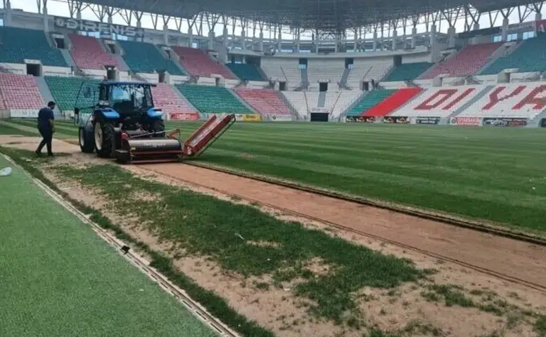 Diyarbakır stadyumu’nda çim mesaisi tamamlandı: Taraftarın gözü şimdi altyapıda