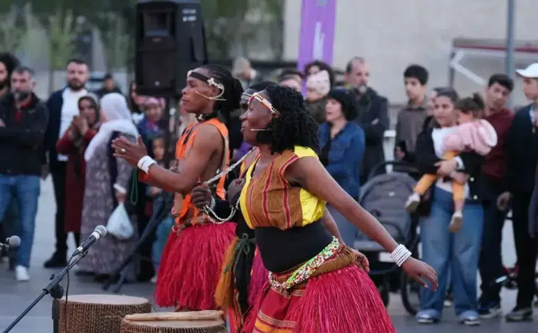 Diyarbakır sokakları sanatla nefes aldı: 11. Amed Uluslararası Tiyatro Festivali’nde 9. gün coşkusu