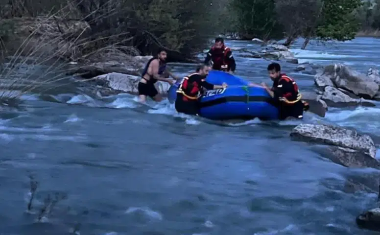 Dicle Nehri’nde korku dolu anlar: Mahsur kalan genç AFAD ekiplerince kurtarıldı