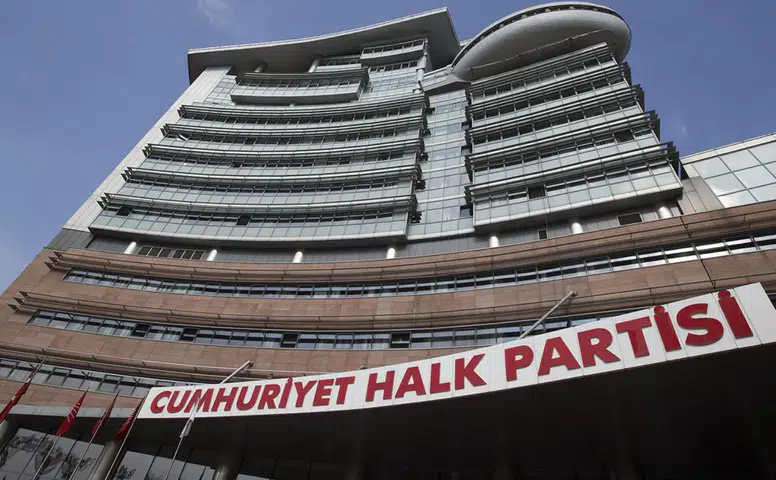 CHP Genel Merkezi’nde kriz büyüdü: Tartışma arbedeye dönüştü
