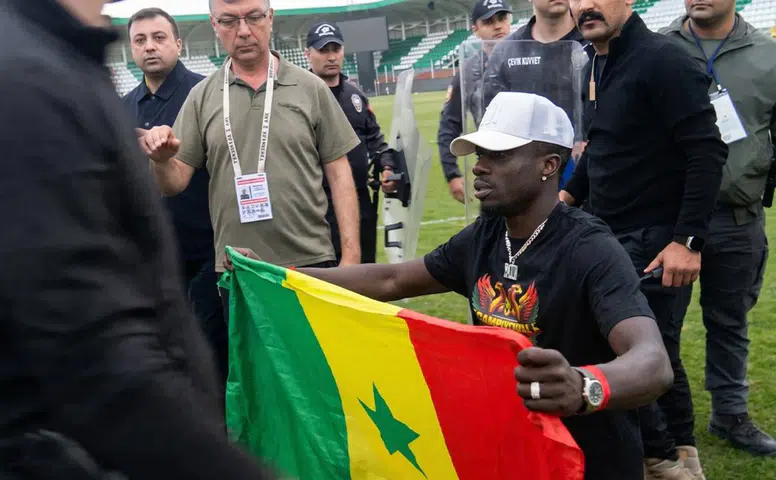 Diagne’nin bayrağına müdahale: Gergin anlar