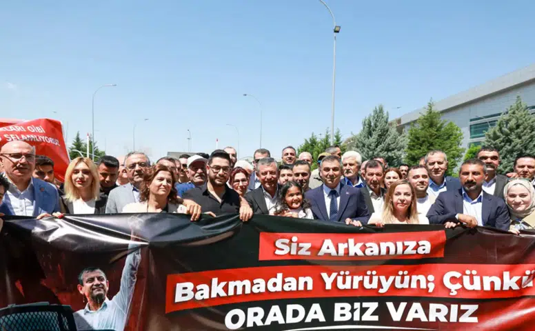Özgür Özel Diyarbakır'da coşkuyla karşılandı: Gün boyu yoğun program