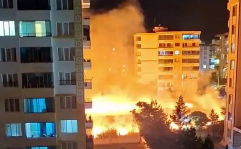 Bağcılar’da apartmanların arasındaki arazide korkutan yangın