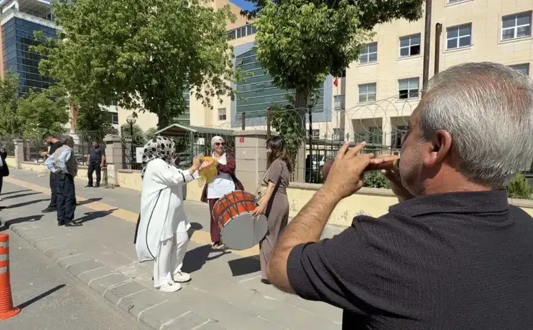 Diyarbakır'da boşanma sonrası davullu zurnalı kutlama