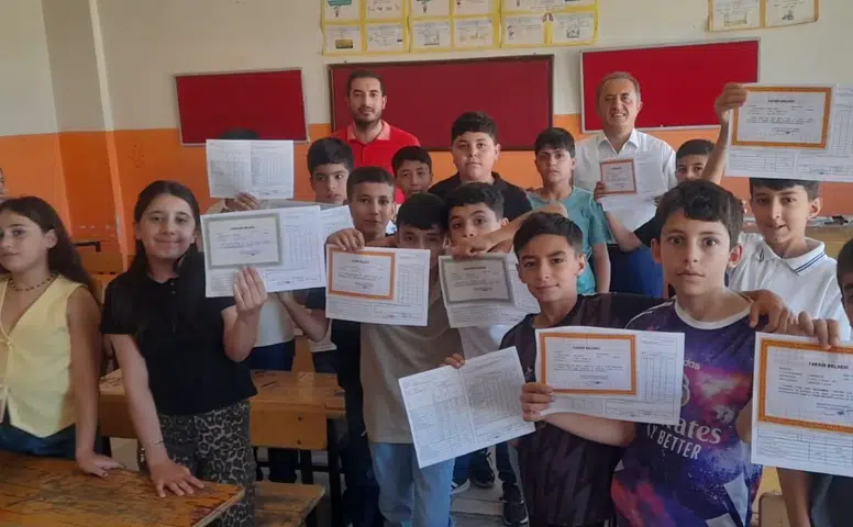 Diyarbakır’da karne günü coşkusu: 458 bin öğrenci için yaz tatili zili çaldı