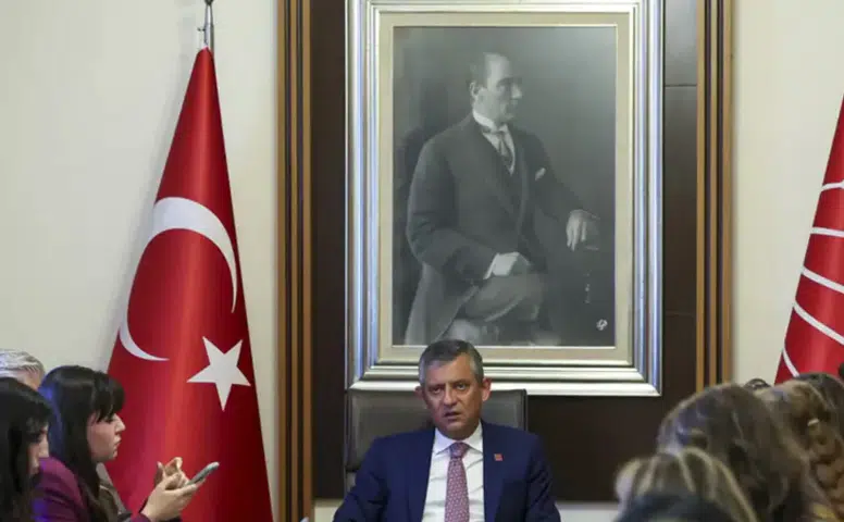 Özgür Özel'den kurultay mesajı: Sonunda sokak kazanır