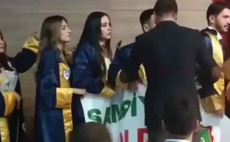 Mezuniyet coşkusu gölgelendi: Amedspor pankartı açan öğrencilere üniversitede müdahale
