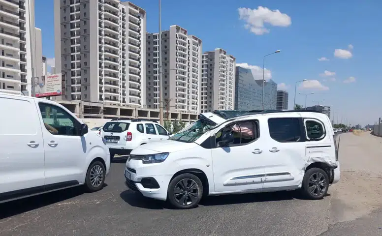 Diyarbakır'da iki araç kavşakta çarpıştı: 7 kişi yaralandı