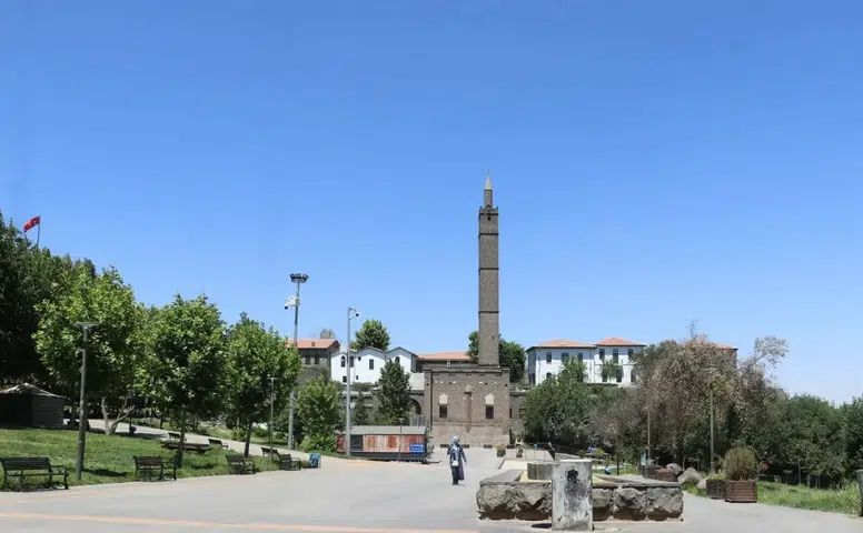 Kavurucu sıcaklar Diyarbakır sokaklarını ve tarihi alanları ıssız bıraktı
