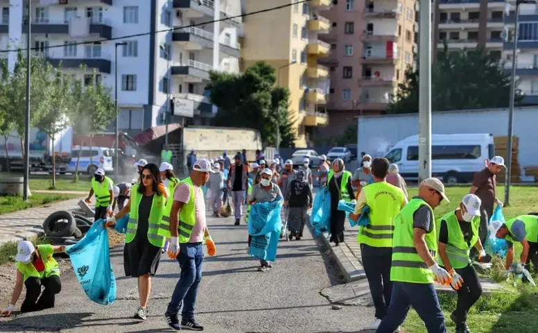 Diyarbakır'da örnek seferberlik: Poşeti kapan sokağa koştu, Huzurevleri pırıl pırıl oldu