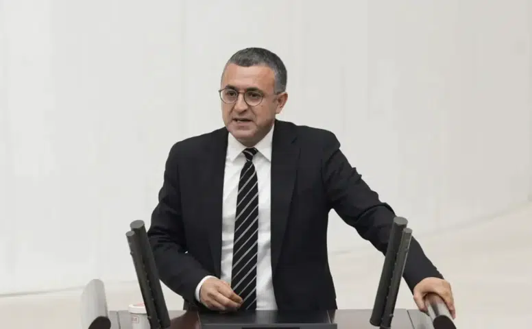 Serhat Eren'den Karayolları'na çağrı: "Diyarbakır yolları can güvenliğini tehdit ediyor"