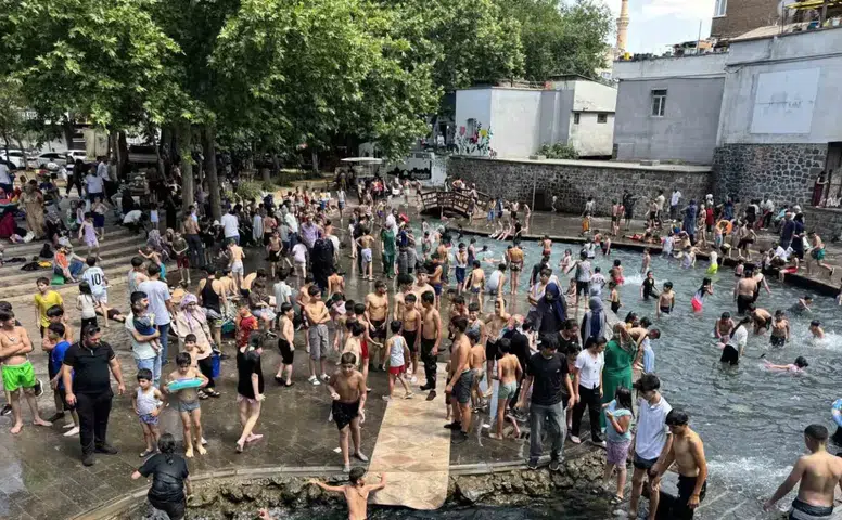 Diyarbakırda çocuklar bunaltıcı sıcaklardan kaçıp tarihi Anzele suyuna sığındı