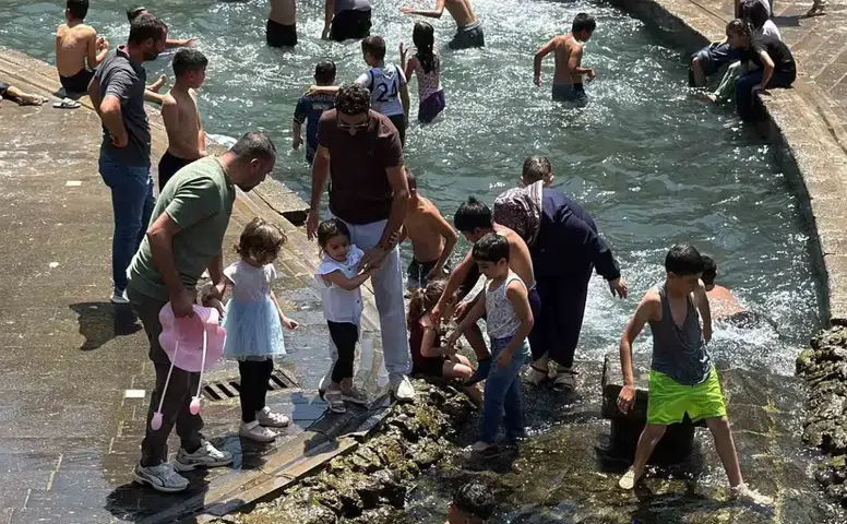 Diyarbakırlı çocuklar kavurucu sıcaklarda tarihi Anzele suyuna sığındı