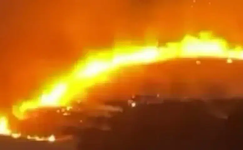 Diyarbakır Kayapınar’da çıkan ot yangını mahalle sakinlerine korku dolu anlar yaşattı