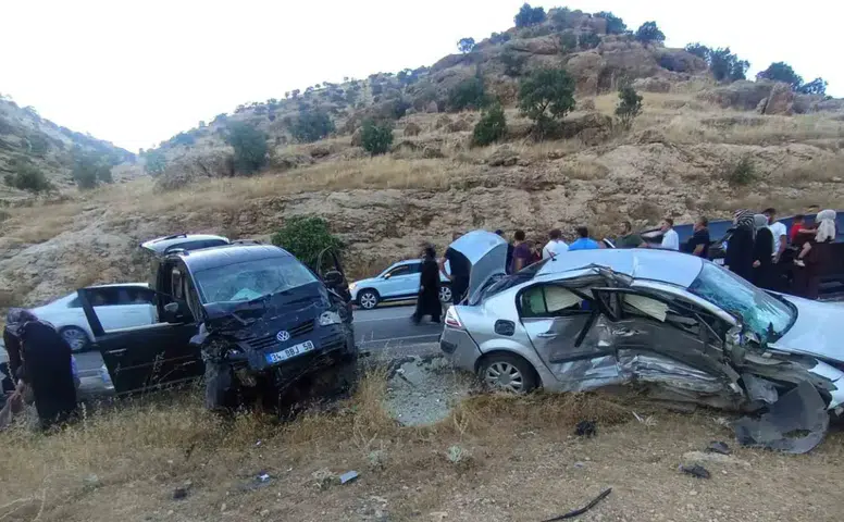 Mardin yolunda feci kaza dokuz kişi yaralandı