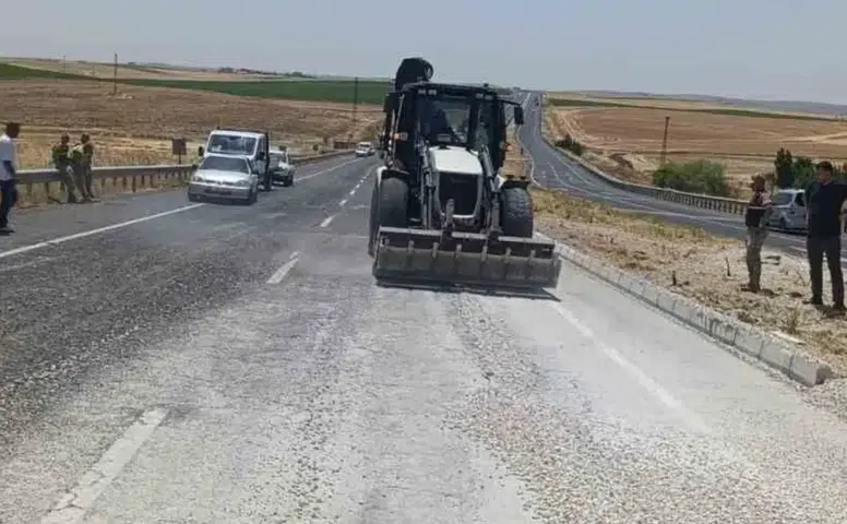 Çınar ilçesinde yoldan çıkan hafriyat kamyonu devrildi