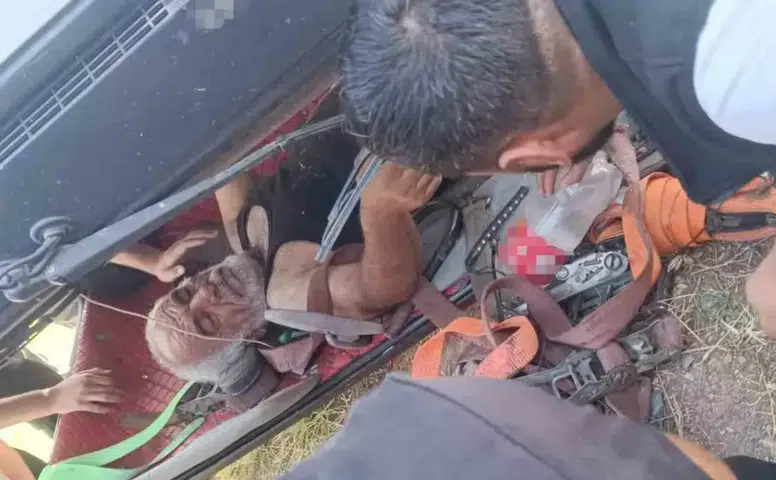 Bismil yolunda kontrolden çıkan çekici devrildi