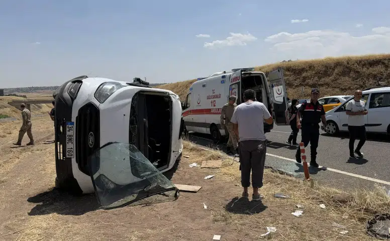 Diyarbakır Havalimanı yolunda öğrenci servisi ile otomobil çarpıştı