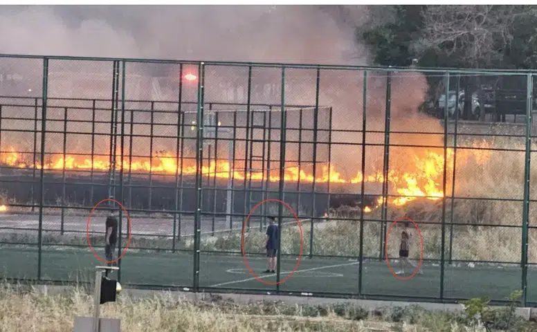 Diyarbakırda yangın sürerken çocuklar futbol oynamaya devam etti