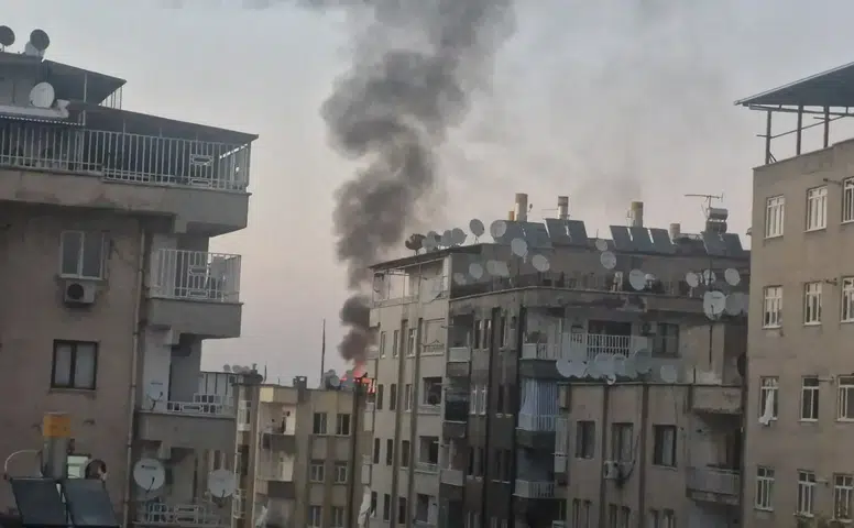Diyarbakır Yenişehir'de bir apartmanın çatısı alevlere teslim oldu