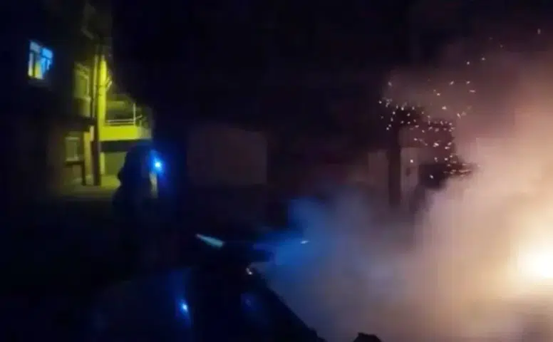 Diyarbakır'da gece saatlerinde otomobil yangını paniğe neden oldu?