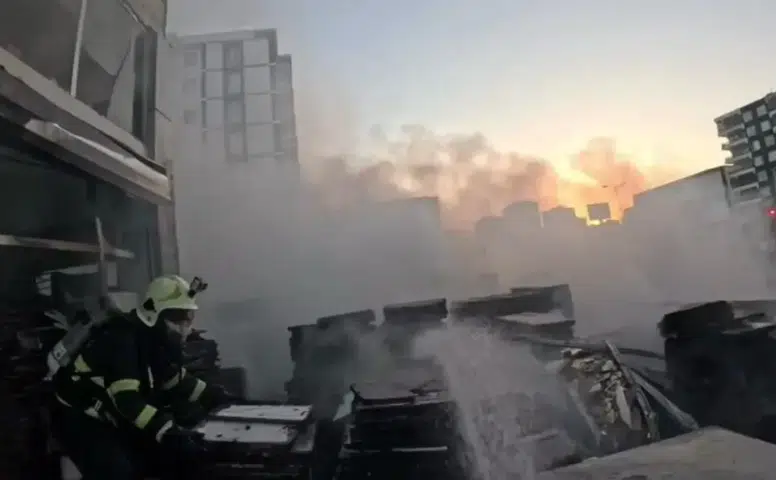 Diyarbakırda iş yeri önündeki yangın kask kamerasından görüntülendi