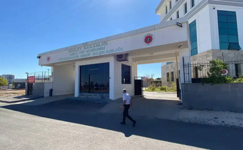 Diyarbakır'da iki aracın karıştığı trafik kazasında bir kişi hayatını kaybetti
