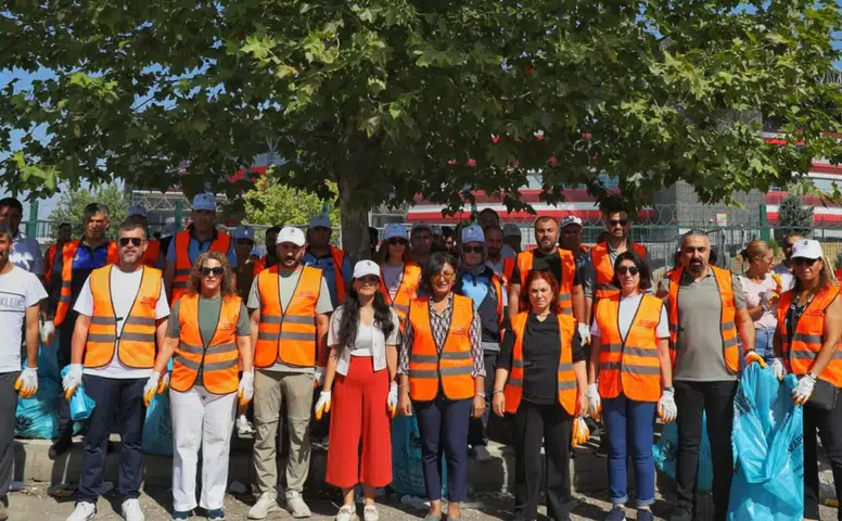Tarihi galibiyetin ardından stadyum çevresinde temizlik seferberliği