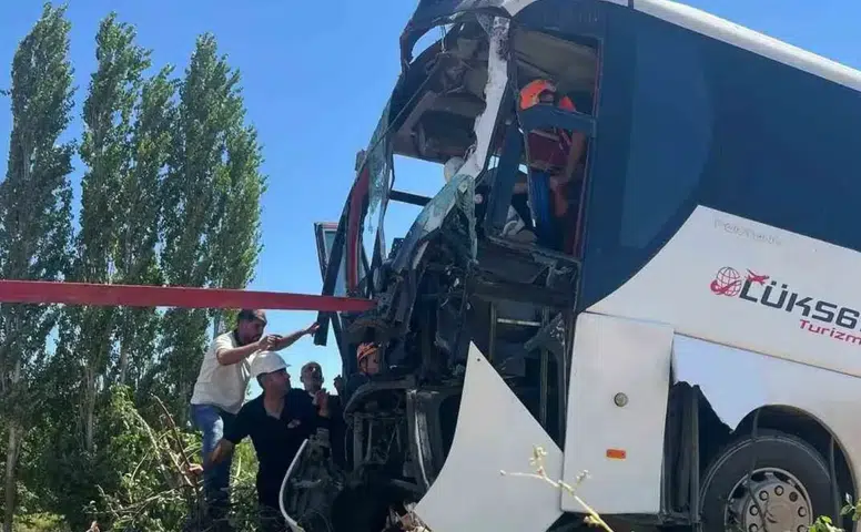 Diyarbakır Bingöl yolunda yolcu otobüsü kaza yaptı 2 kişi yaralandı
