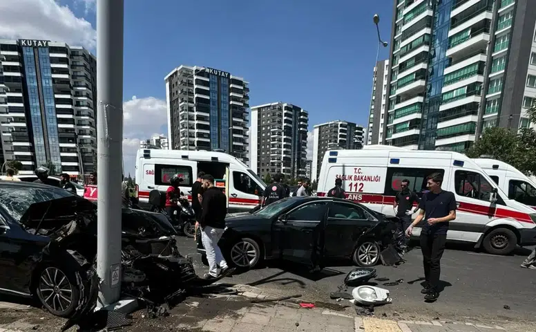 Diyarbakır Kayapınar’da iki otomobil çarpıştı: 1’i ağır 2 yaralı