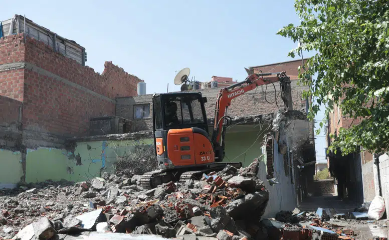 Diyarbakır’da 1 ayda 32 metruk bina yıkıldı: 60 yapı daha sırada
