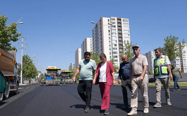 Eşbaşkan Bucak, Talaytepe Caddesi’ndeki asfalt çalışmalarını inceledi