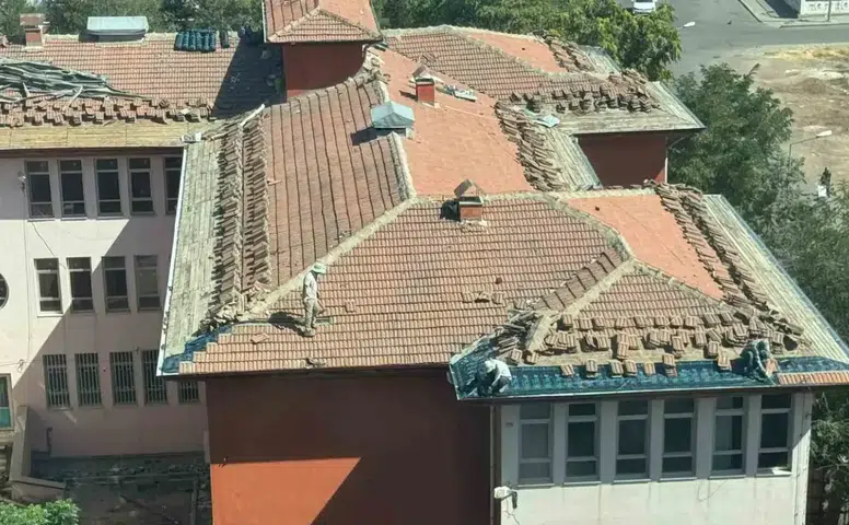 Diyarbakır’da okul çatısında önlemsiz çalışma kamerada